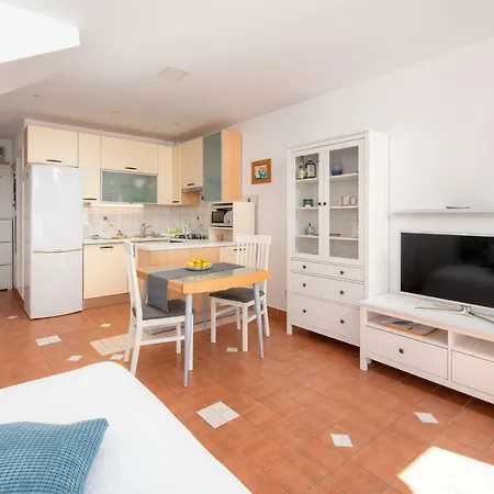 Hektorovic House 3* هفار