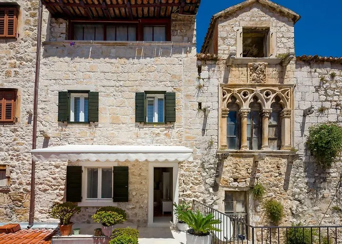 Gasthuis Hektorovic House 3*