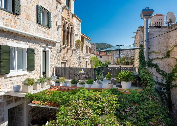 Gasthuis Hektorovic House 3*