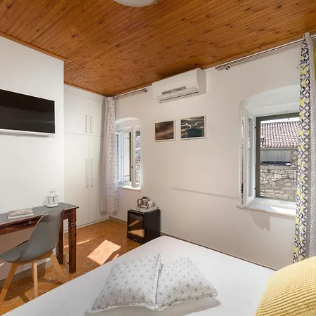 Gasthuis Hektorovic House 3*