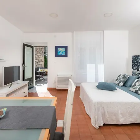 Hektorovic House Guest house